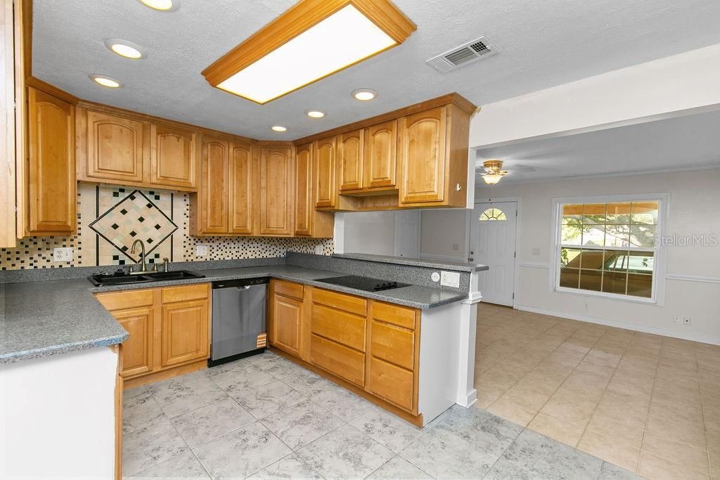 Под контрактом: $212,900 (3 спален, 1 ванн, 1344 Квадратных фут)