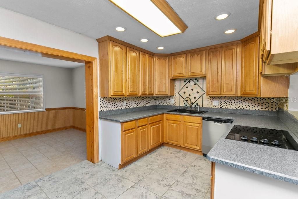 Под контрактом: $212,900 (3 спален, 1 ванн, 1344 Квадратных фут)