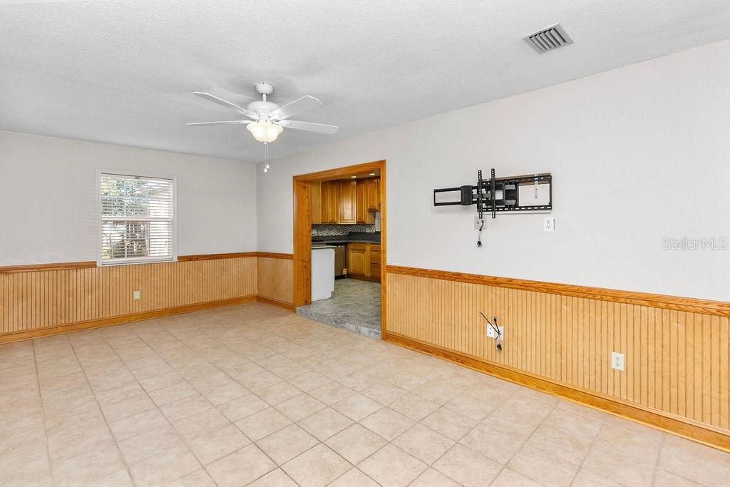 Под контрактом: $212,900 (3 спален, 1 ванн, 1344 Квадратных фут)