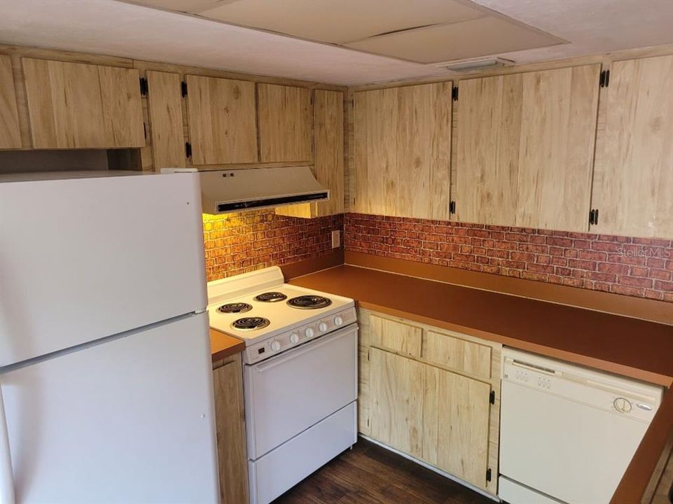 For Sale: $102,000 (2 beds, 2 baths, 1046 Square Feet)