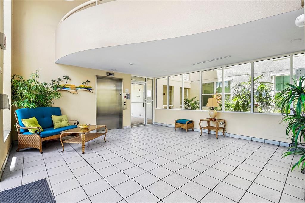 合同活跃: $544,900 (2 贝兹, 2 浴室, 1080 平方英尺)