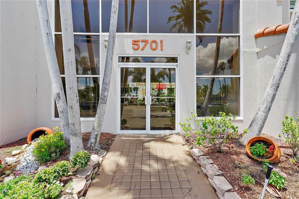 合同活跃: $544,900 (2 贝兹, 2 浴室, 1080 平方英尺)