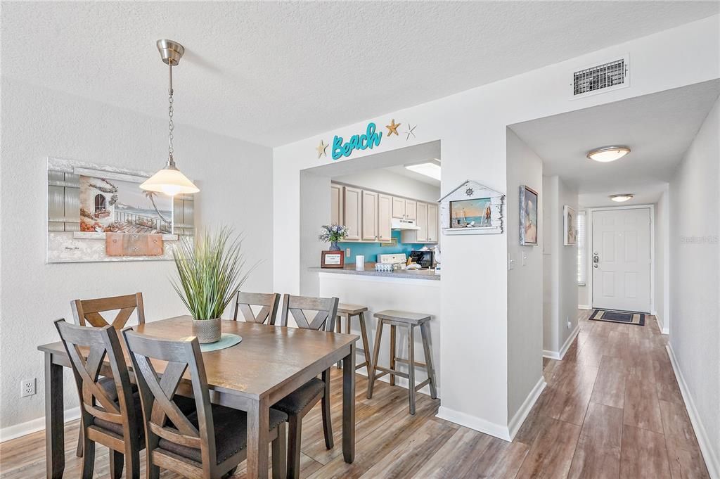 合同活跃: $544,900 (2 贝兹, 2 浴室, 1080 平方英尺)