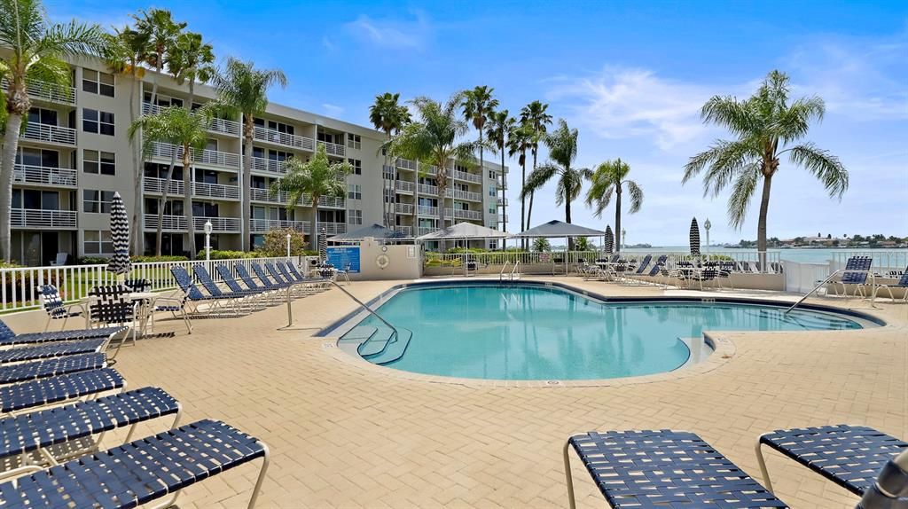 合同活跃: $544,900 (2 贝兹, 2 浴室, 1080 平方英尺)