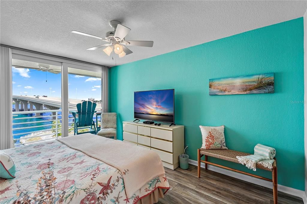 合同活跃: $544,900 (2 贝兹, 2 浴室, 1080 平方英尺)