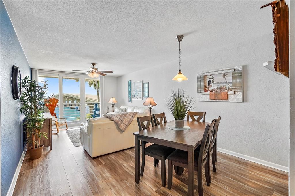 合同活跃: $544,900 (2 贝兹, 2 浴室, 1080 平方英尺)