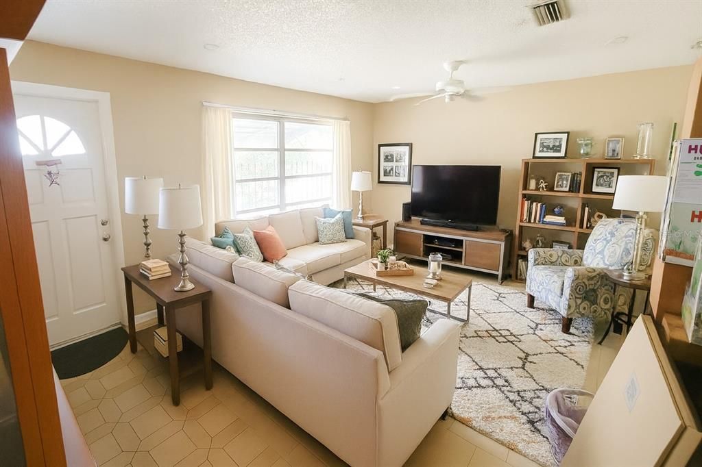 En Venta: $290,000 (2 camas, 2 baños, 1626 Pies cuadrados)