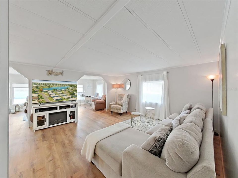 For Sale: $165,000 (2 beds, 2 baths, 1200 Square Feet)