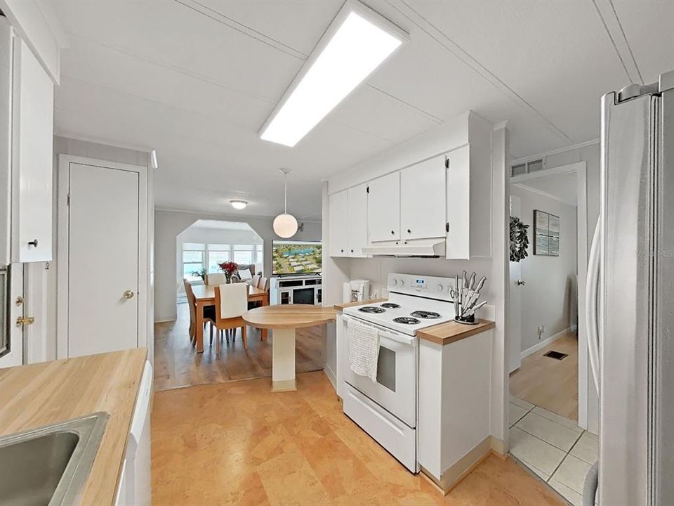 For Sale: $165,000 (2 beds, 2 baths, 1200 Square Feet)