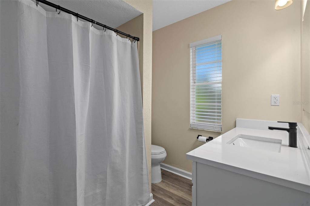 合同活跃: $264,900 (2 贝兹, 2 浴室, 1261 平方英尺)