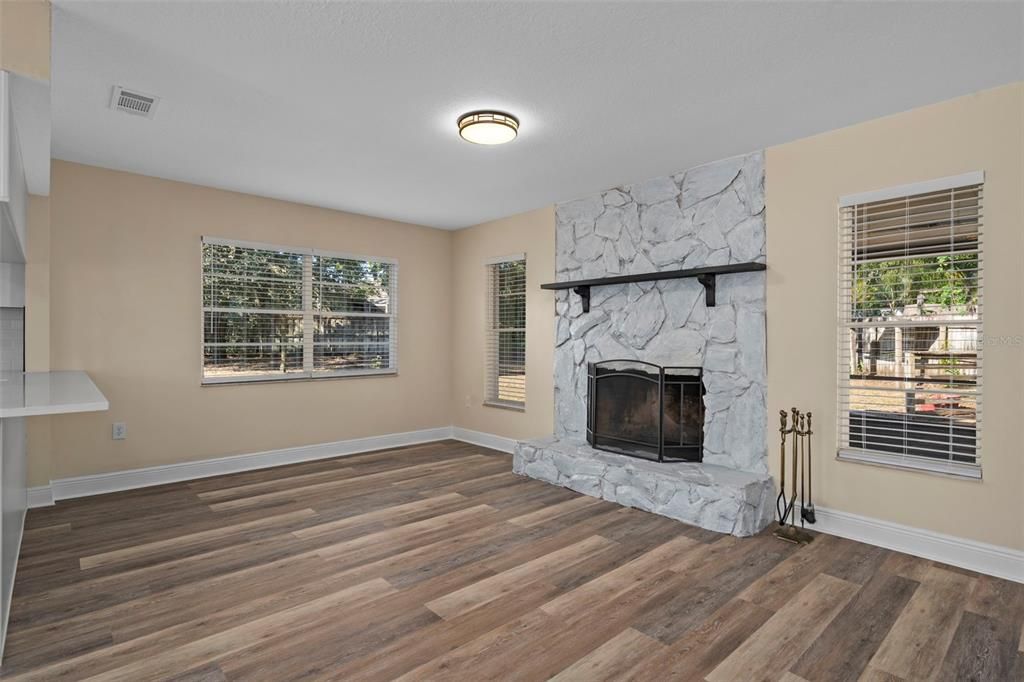 合同活跃: $264,900 (2 贝兹, 2 浴室, 1261 平方英尺)