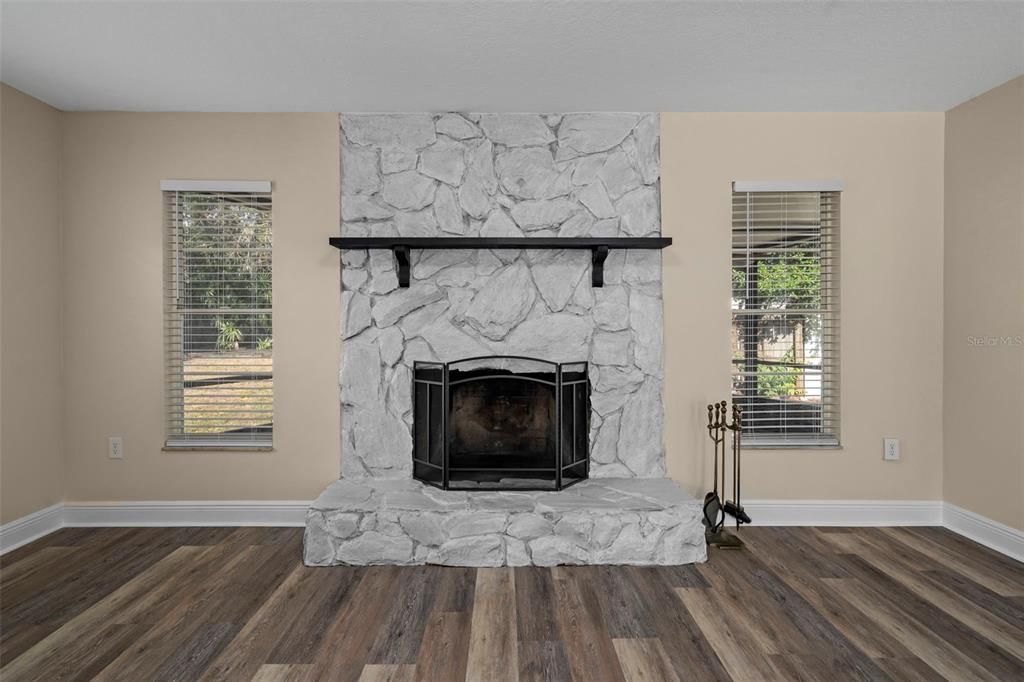 合同活跃: $264,900 (2 贝兹, 2 浴室, 1261 平方英尺)