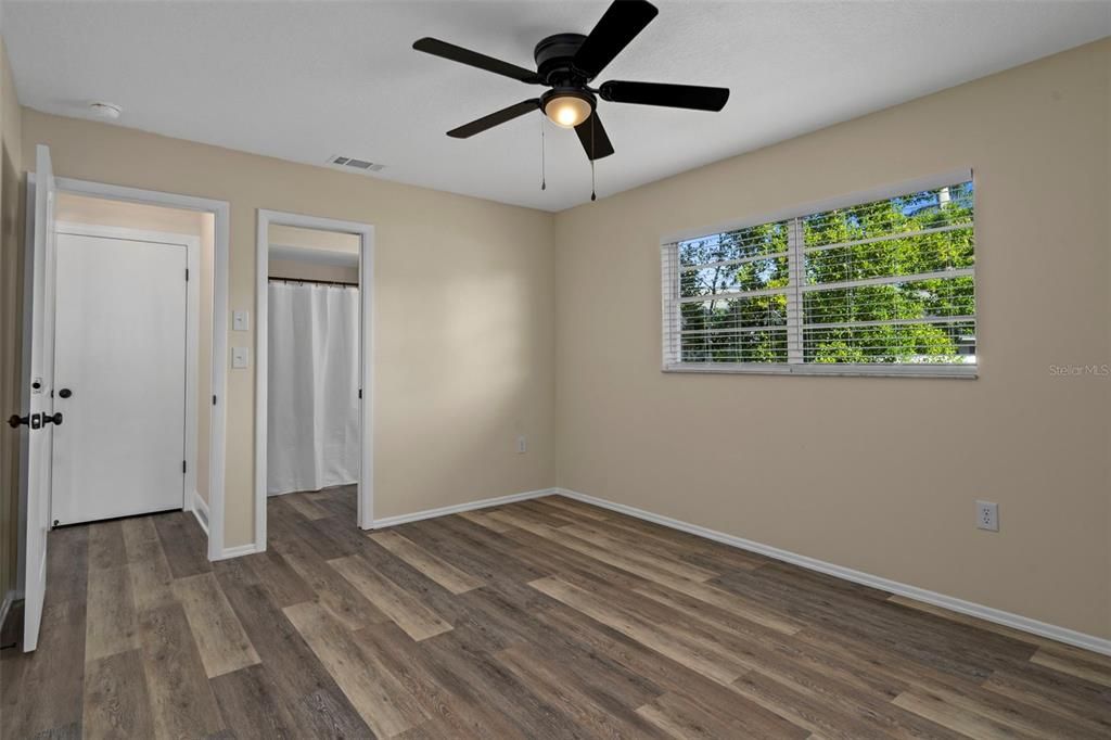 合同活跃: $264,900 (2 贝兹, 2 浴室, 1261 平方英尺)