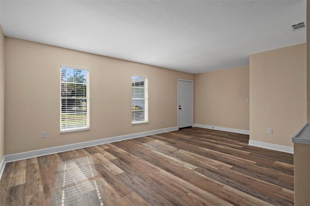 合同活跃: $264,900 (2 贝兹, 2 浴室, 1261 平方英尺)