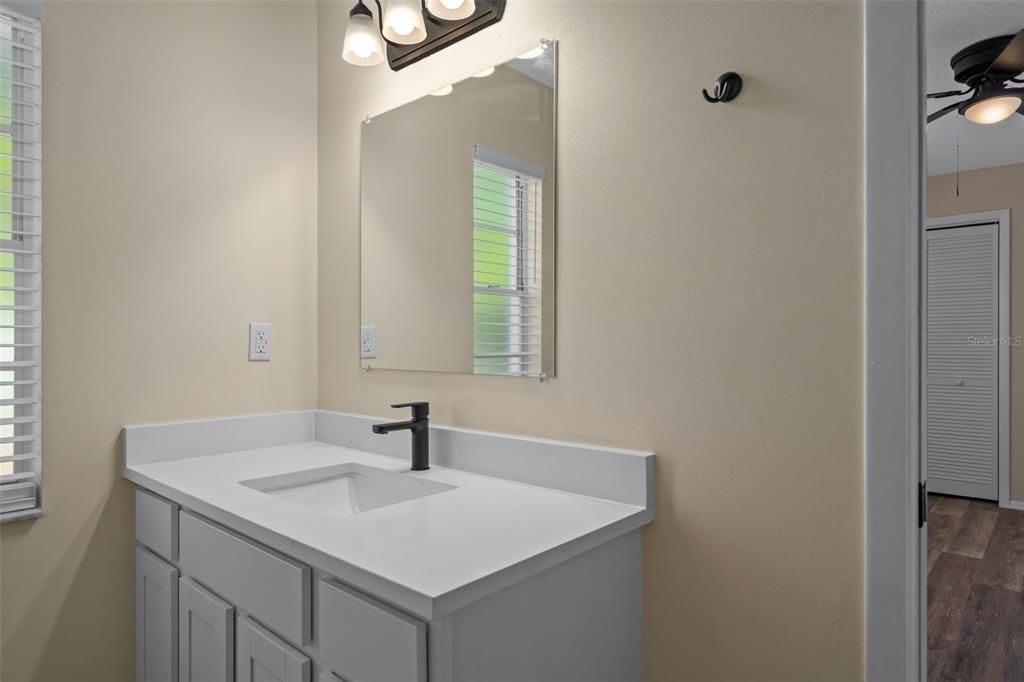 合同活跃: $264,900 (2 贝兹, 2 浴室, 1261 平方英尺)