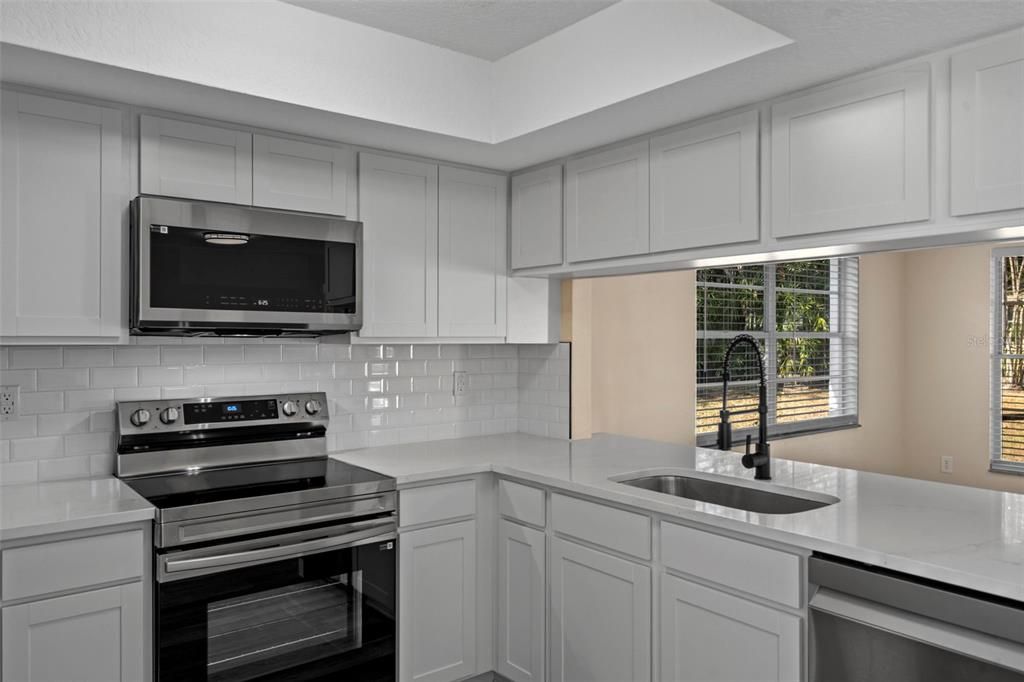 合同活跃: $264,900 (2 贝兹, 2 浴室, 1261 平方英尺)