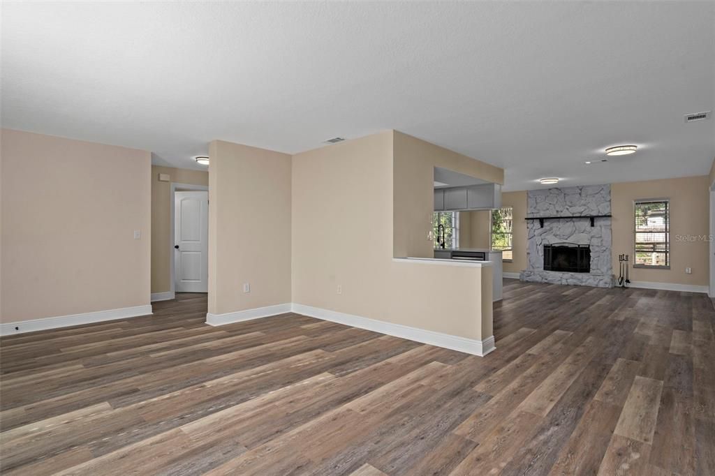 合同活跃: $264,900 (2 贝兹, 2 浴室, 1261 平方英尺)