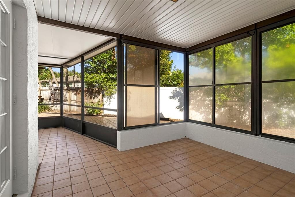 合同活跃: $264,900 (2 贝兹, 2 浴室, 1261 平方英尺)