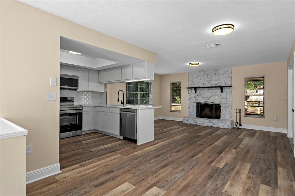 合同活跃: $264,900 (2 贝兹, 2 浴室, 1261 平方英尺)