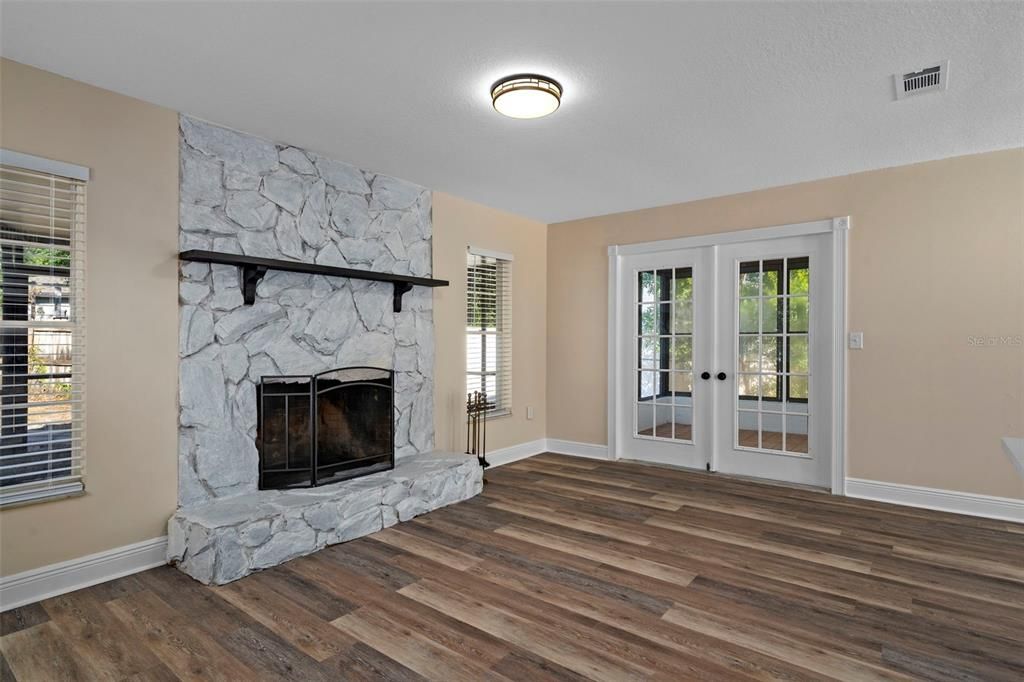 合同活跃: $264,900 (2 贝兹, 2 浴室, 1261 平方英尺)