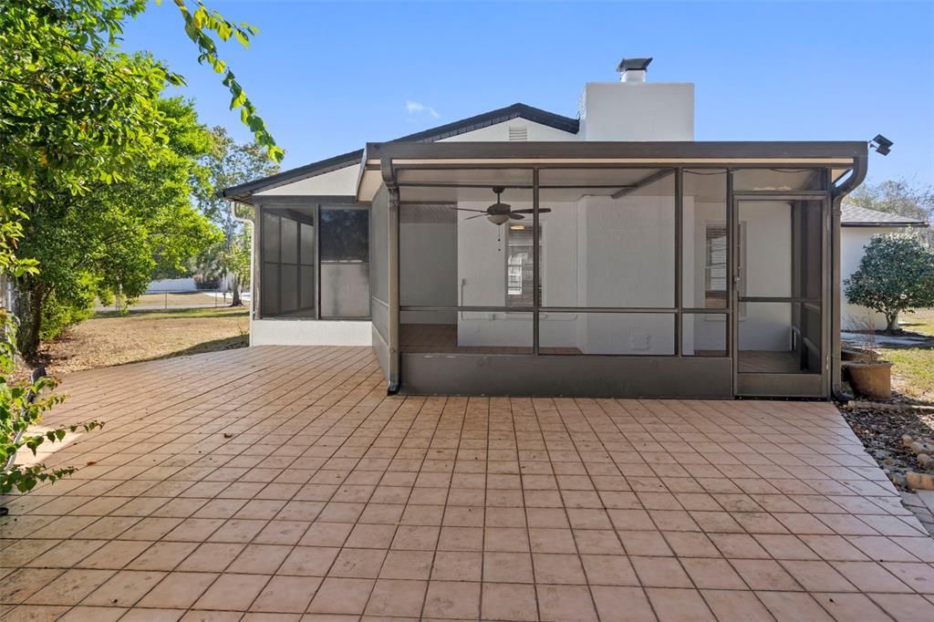 合同活跃: $264,900 (2 贝兹, 2 浴室, 1261 平方英尺)