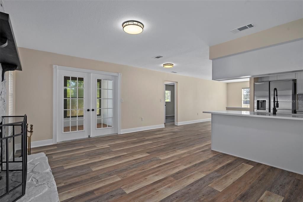 合同活跃: $264,900 (2 贝兹, 2 浴室, 1261 平方英尺)