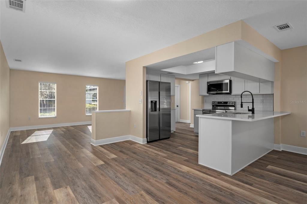 合同活跃: $264,900 (2 贝兹, 2 浴室, 1261 平方英尺)