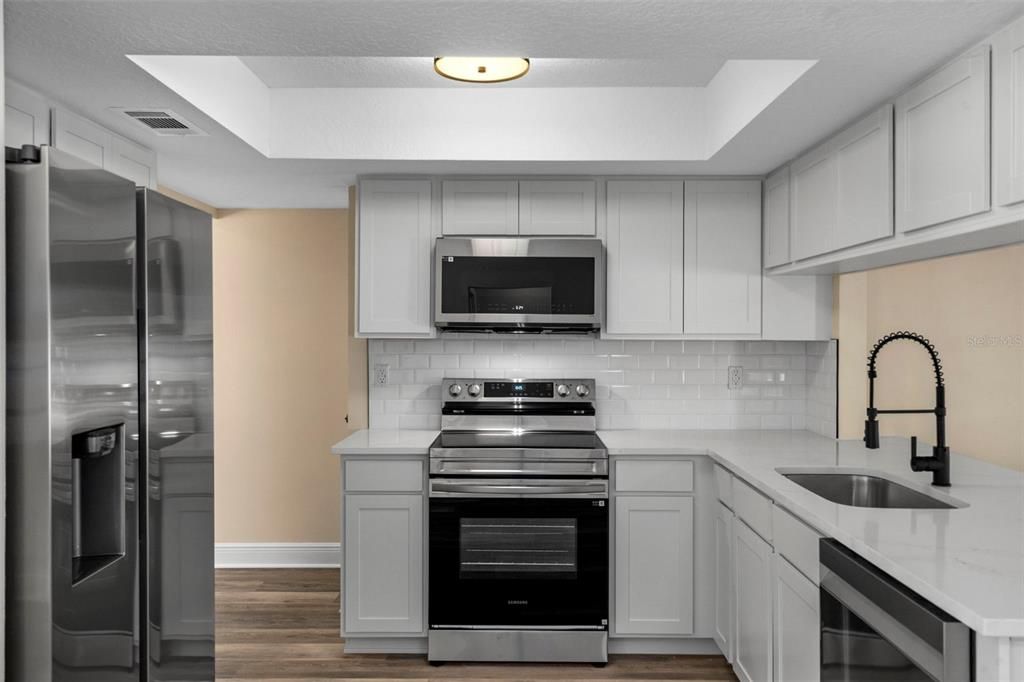 合同活跃: $264,900 (2 贝兹, 2 浴室, 1261 平方英尺)