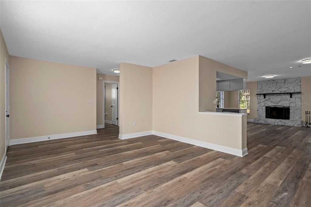 合同活跃: $264,900 (2 贝兹, 2 浴室, 1261 平方英尺)