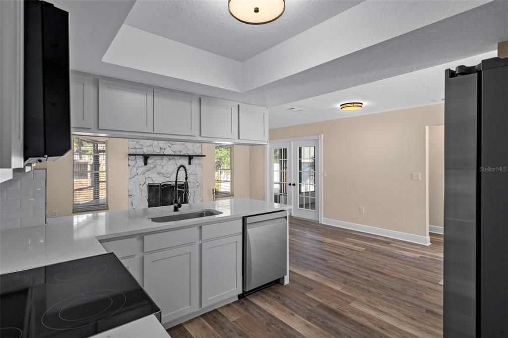 合同活跃: $264,900 (2 贝兹, 2 浴室, 1261 平方英尺)