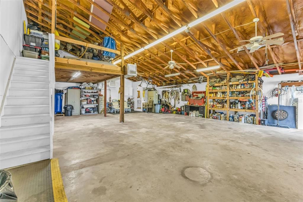 合同活跃: $650,000 (0 贝兹, 0 浴室, 2400 平方英尺)