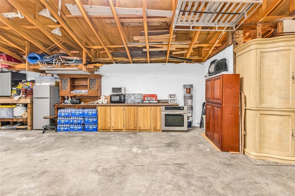 合同活跃: $650,000 (0 贝兹, 0 浴室, 2400 平方英尺)