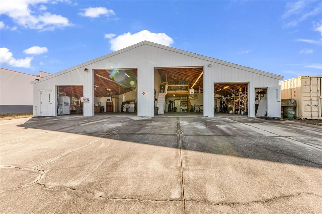 合同活跃: $650,000 (0 贝兹, 0 浴室, 2400 平方英尺)