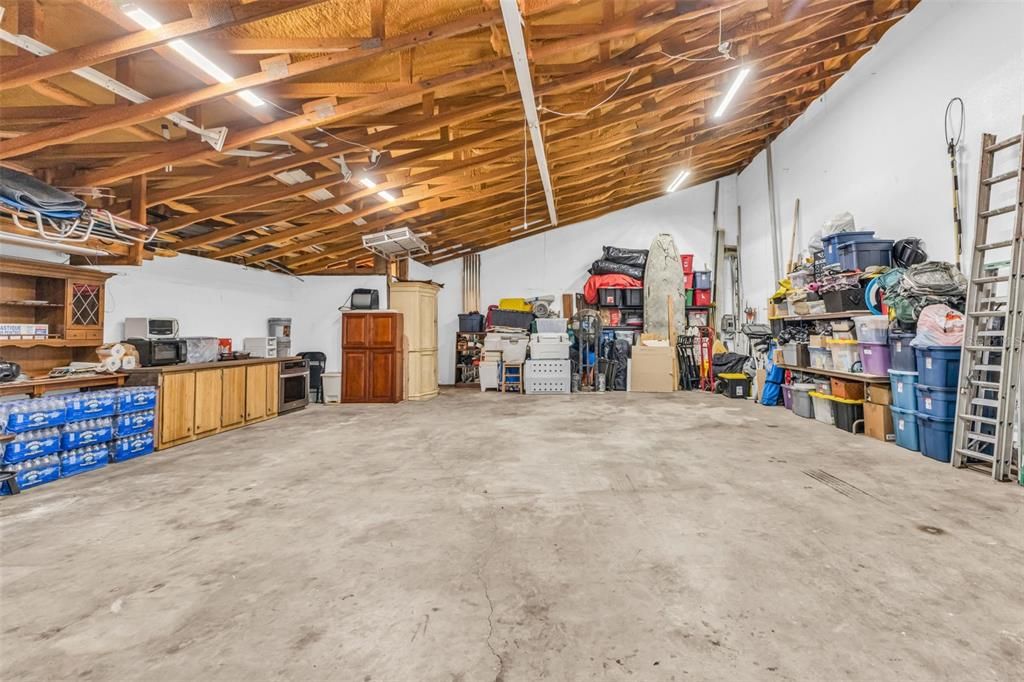 合同活跃: $650,000 (0 贝兹, 0 浴室, 2400 平方英尺)