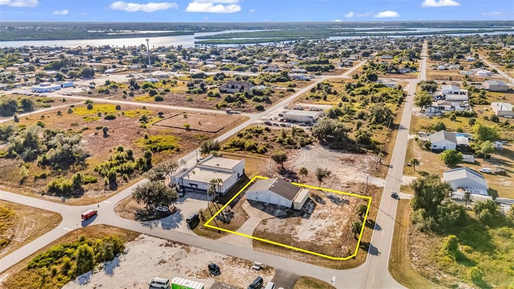 合同活跃: $650,000 (0 贝兹, 0 浴室, 2400 平方英尺)