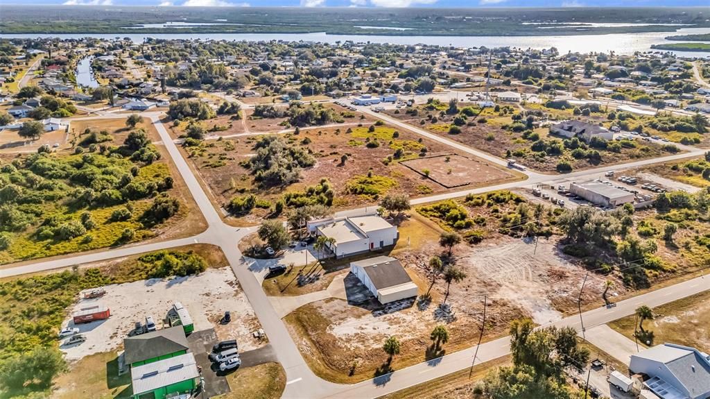 合同活跃: $650,000 (0 贝兹, 0 浴室, 2400 平方英尺)