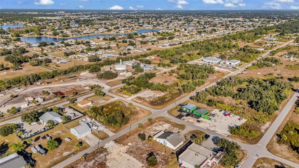 合同活跃: $650,000 (0 贝兹, 0 浴室, 2400 平方英尺)