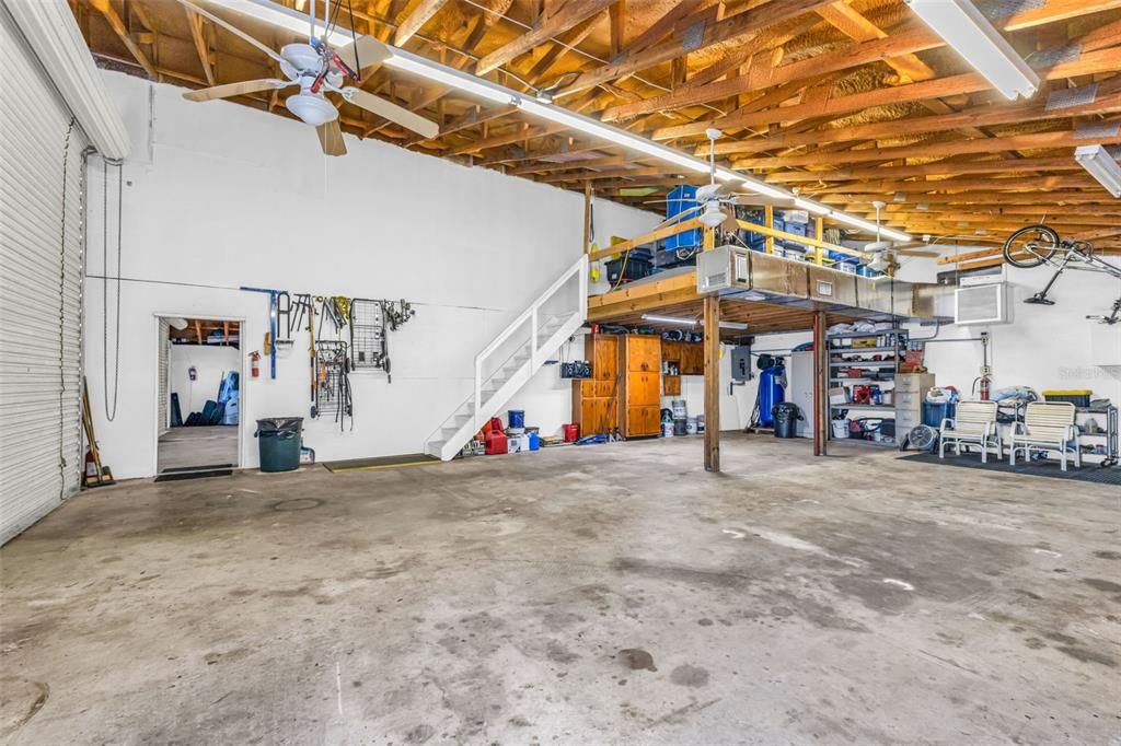 合同活跃: $650,000 (0 贝兹, 0 浴室, 2400 平方英尺)