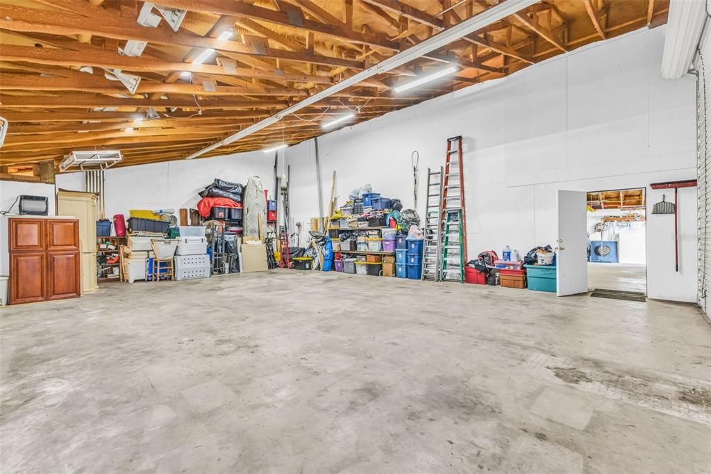 合同活跃: $650,000 (0 贝兹, 0 浴室, 2400 平方英尺)