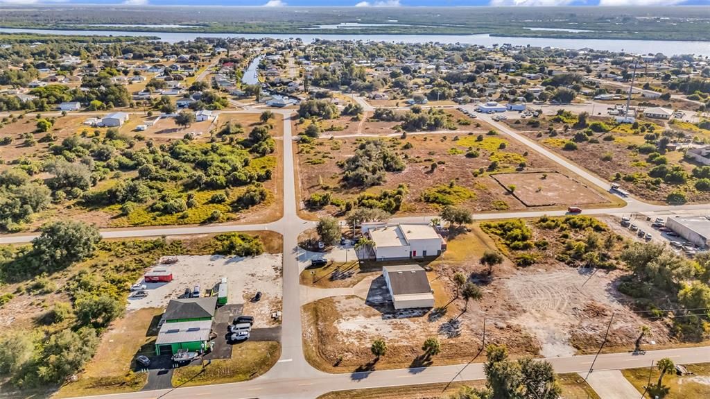 合同活跃: $650,000 (0 贝兹, 0 浴室, 2400 平方英尺)