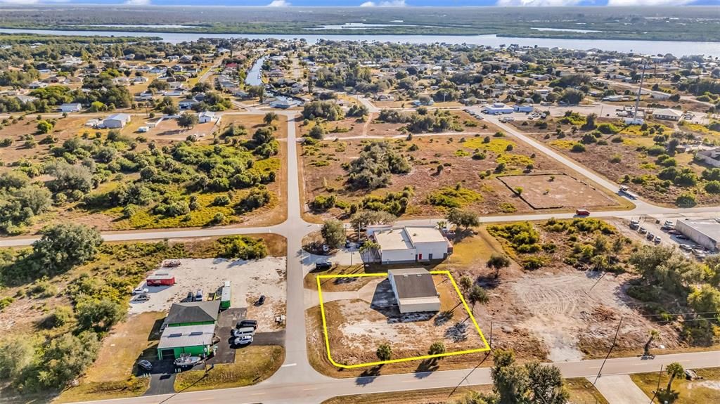 合同活跃: $650,000 (0 贝兹, 0 浴室, 2400 平方英尺)