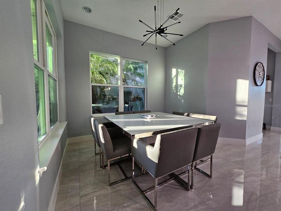 出租: $3,400 (4 贝兹, 2 浴室, 2612 平方英尺)