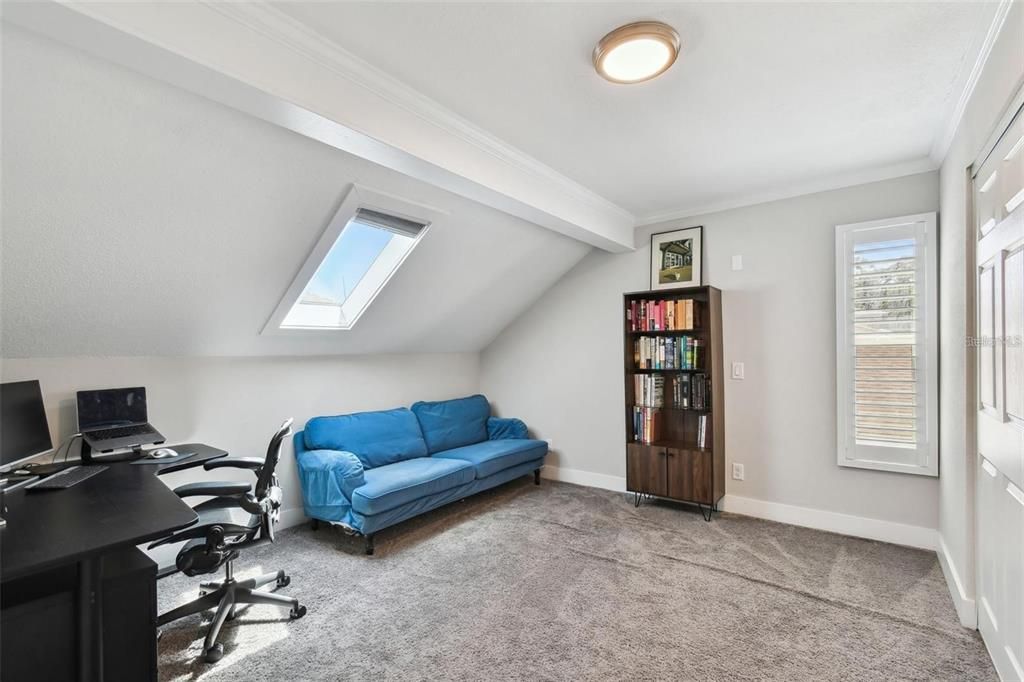 合同活跃: $4,250 (4 贝兹, 3 浴室, 2404 平方英尺)