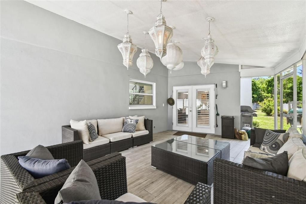 合同活跃: $4,250 (4 贝兹, 3 浴室, 2404 平方英尺)