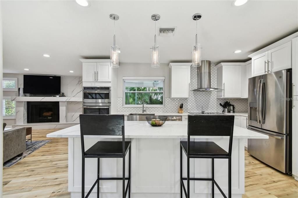 合同活跃: $4,250 (4 贝兹, 3 浴室, 2404 平方英尺)