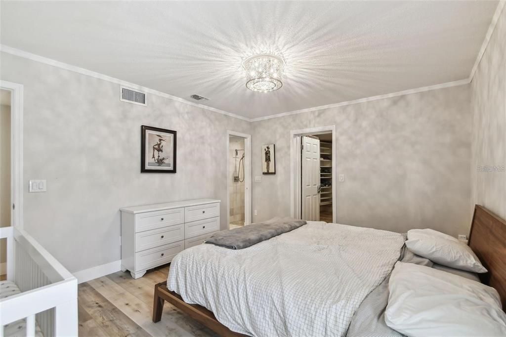 合同活跃: $4,250 (4 贝兹, 3 浴室, 2404 平方英尺)