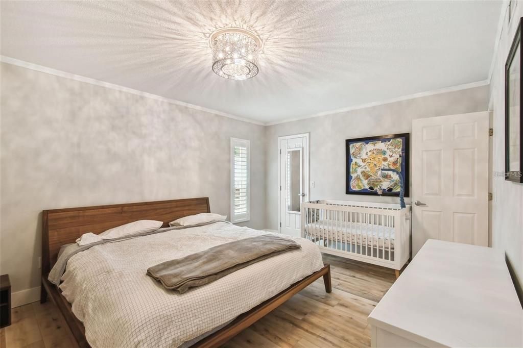 合同活跃: $4,250 (4 贝兹, 3 浴室, 2404 平方英尺)