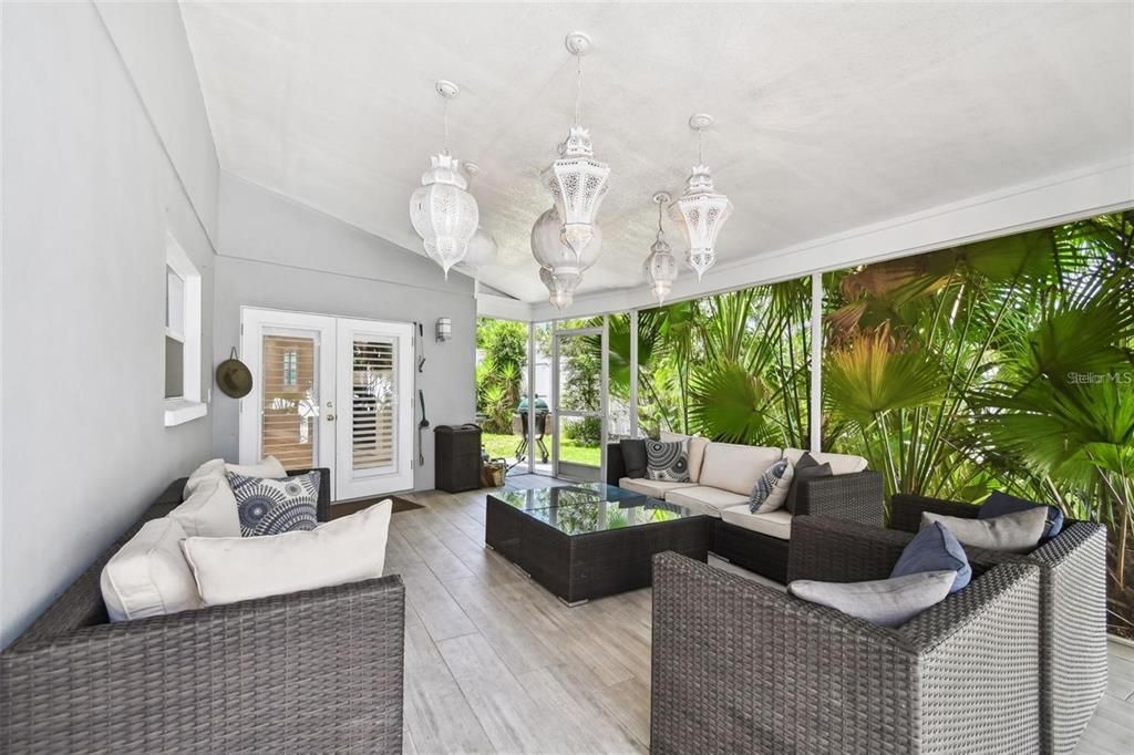 合同活跃: $4,250 (4 贝兹, 3 浴室, 2404 平方英尺)