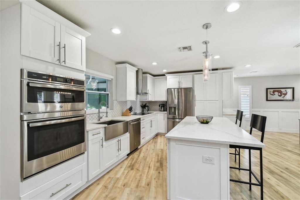 合同活跃: $4,250 (4 贝兹, 3 浴室, 2404 平方英尺)