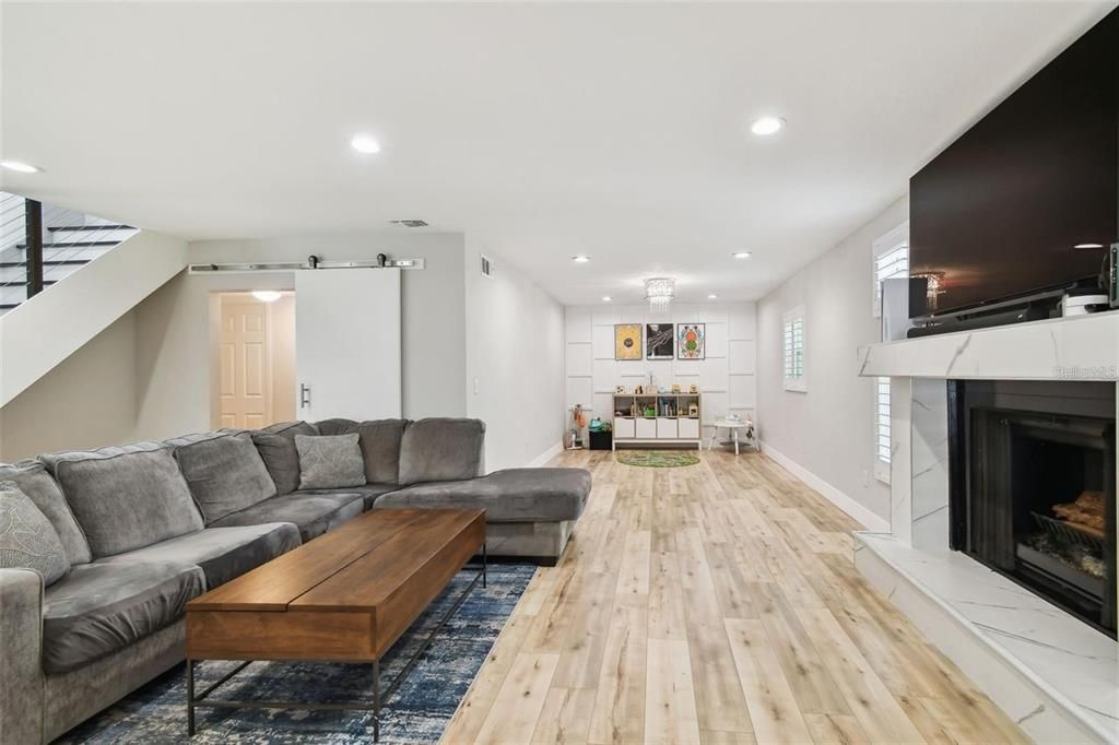 合同活跃: $4,250 (4 贝兹, 3 浴室, 2404 平方英尺)